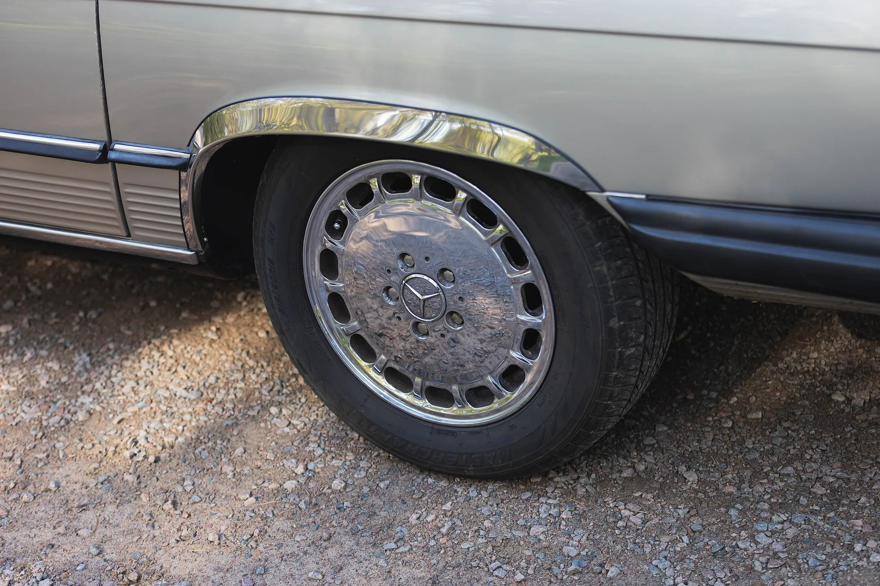 Exteriörbild på 1980 Mercedes-Benz 450 SL  (16)