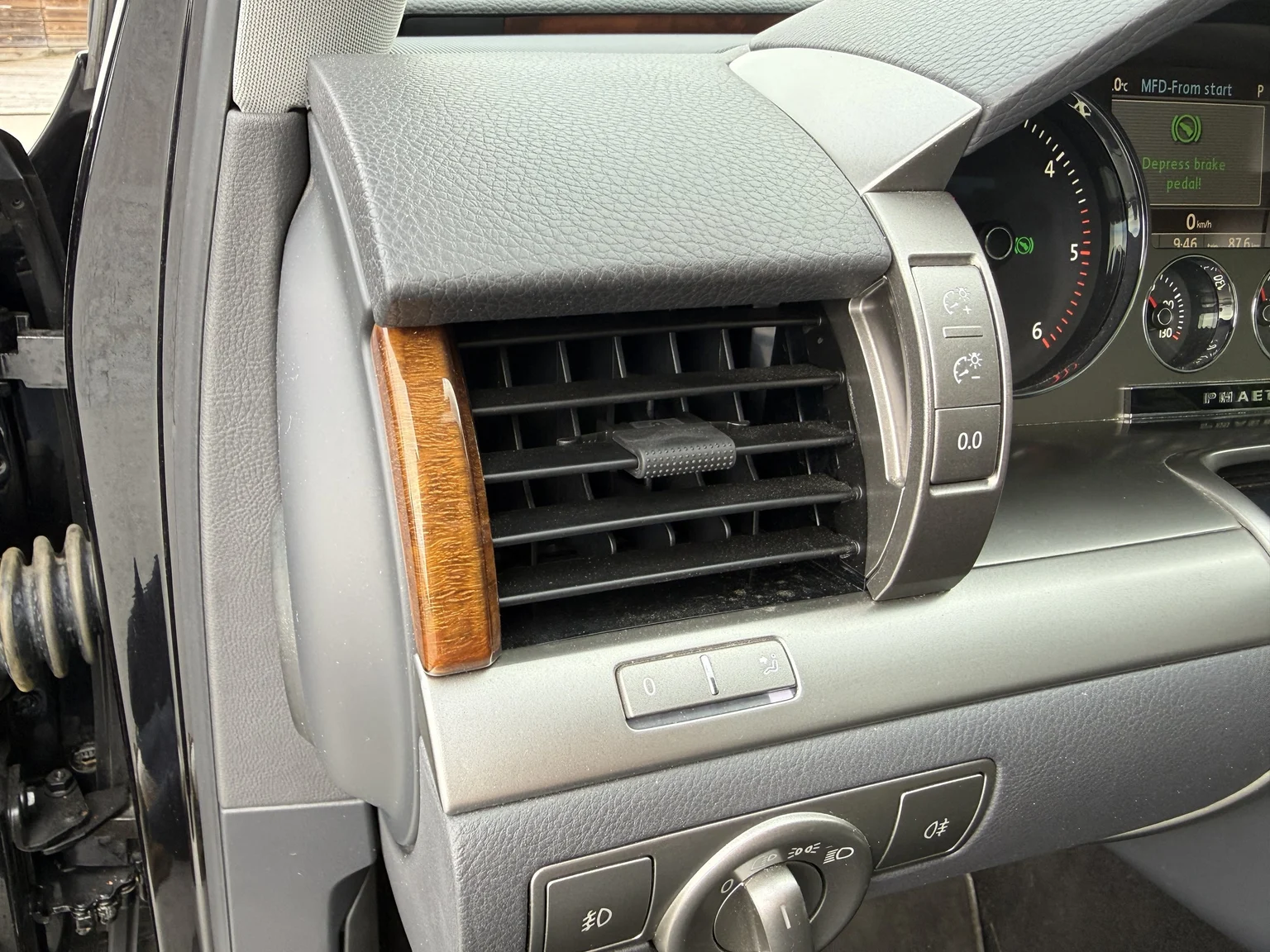 Interior image of 2013 Volkswagen Phaeton 3.0 TDI (18)