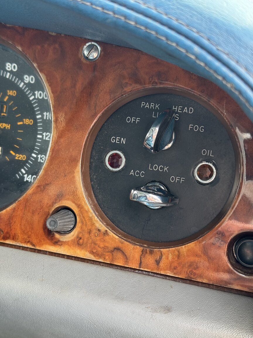 Interior image of 1976 Rolls-Royce Silver Shadow