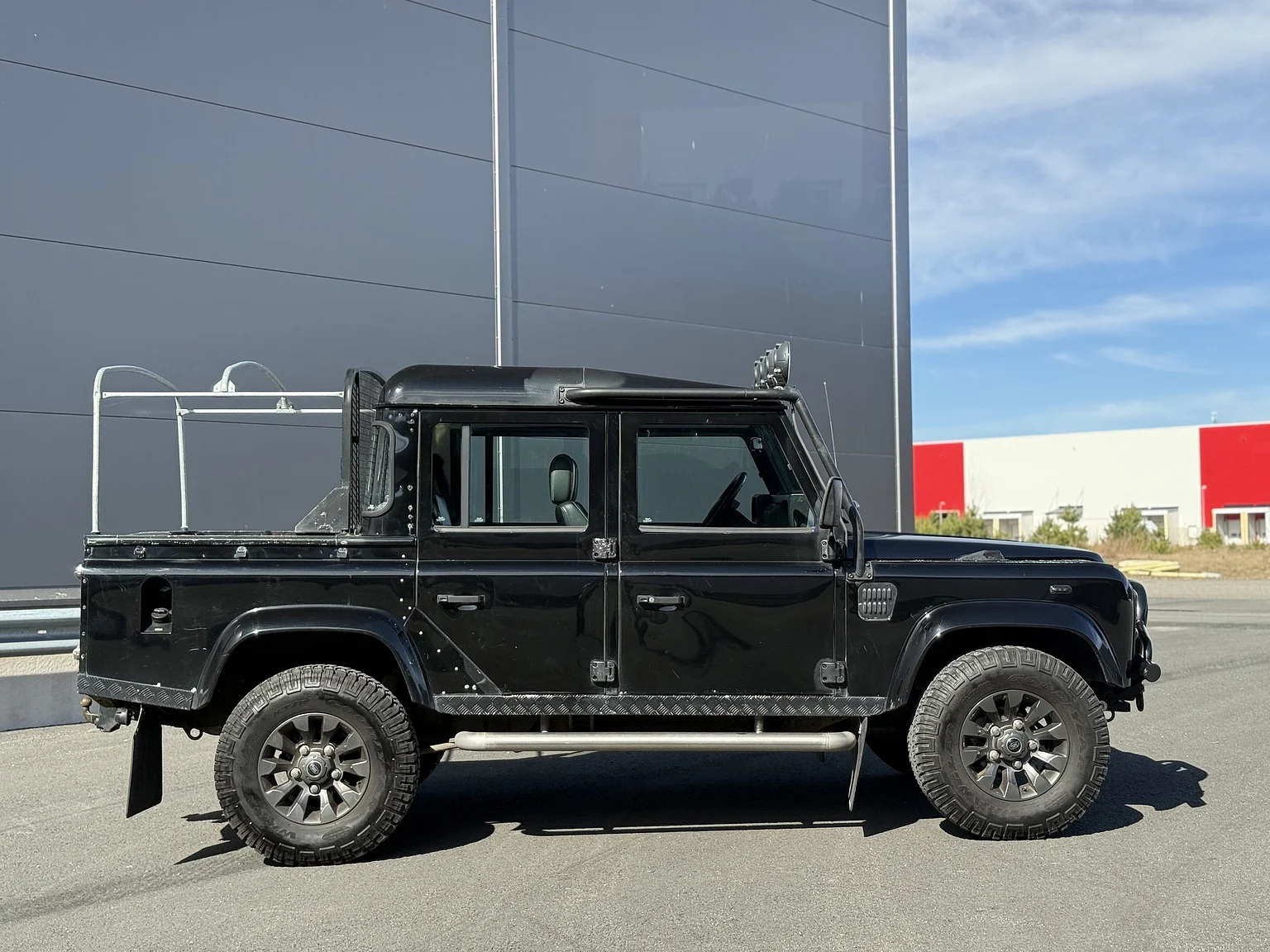Exterior image of 2000 Land Rover Defender 110 Tomb Raider (6)
