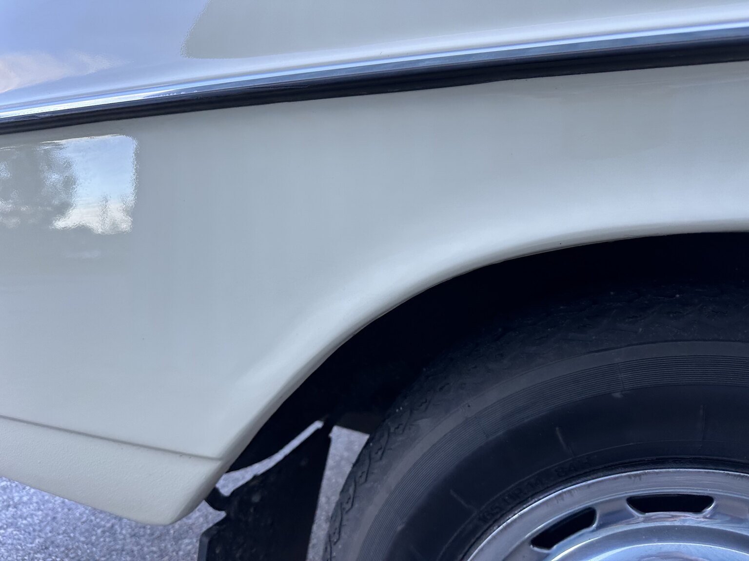 Exteriörbild på 1974 Mercedes Benz 230.6