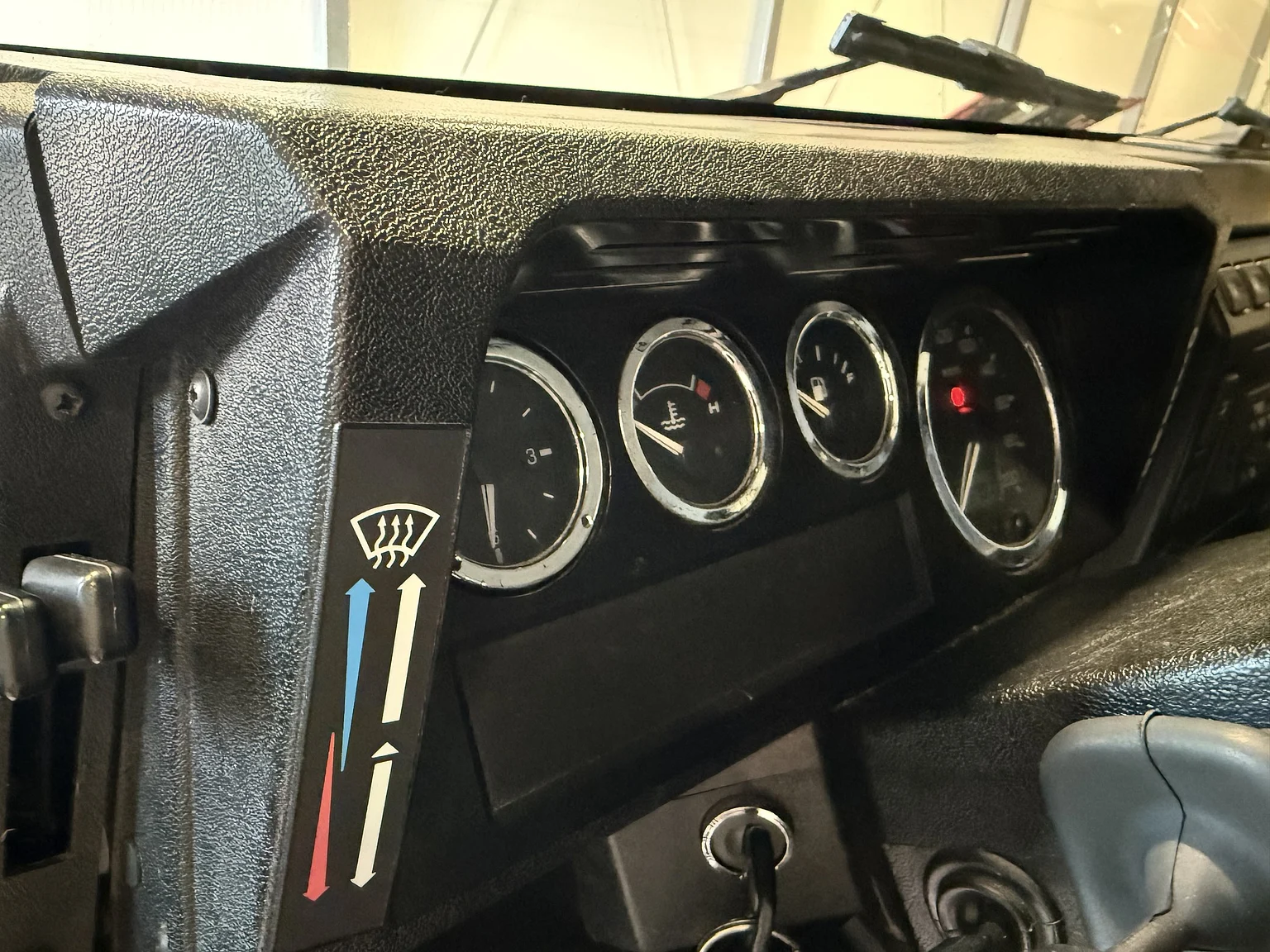 Interiörbild 2000 Land Rover Defender 110 Tomb Raider (7)