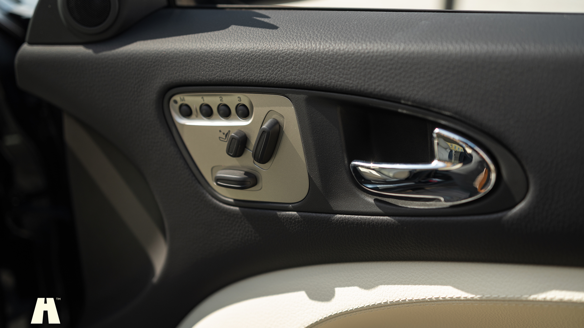 Interior image of 2008 Jaguar XKR (31)