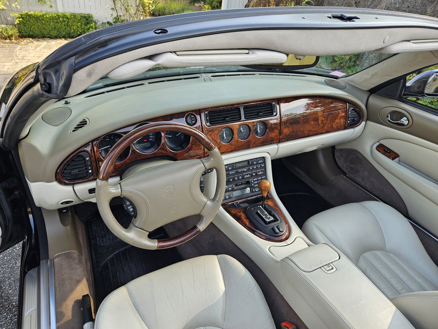 Interior image of 1998 Jaguar XK8 Cabriolet