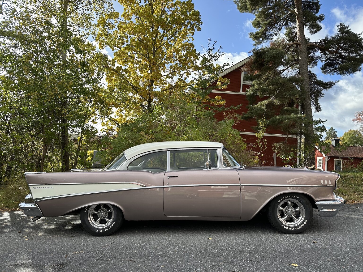 Aussenfoto 1957 Chevrolet Two-Ten Restomod (4)