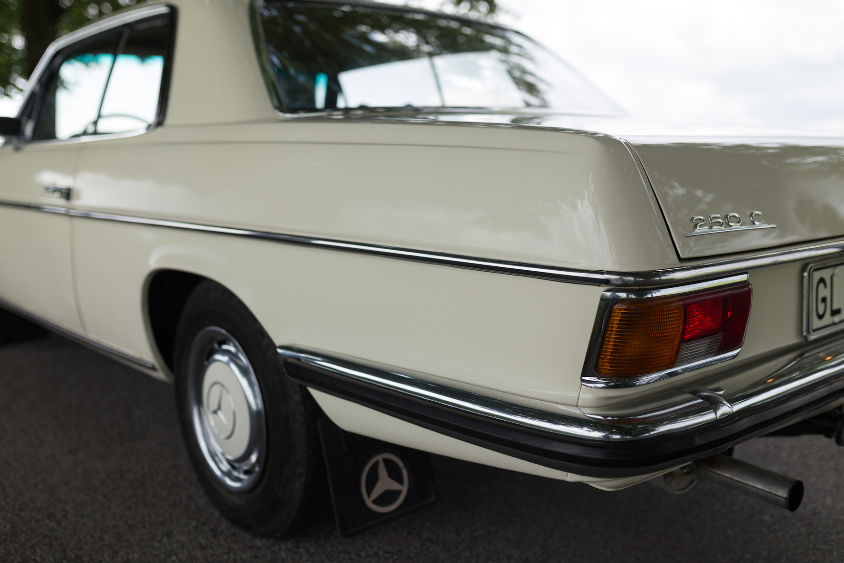 Exteriörbild på 1971 Mercedes 250 C