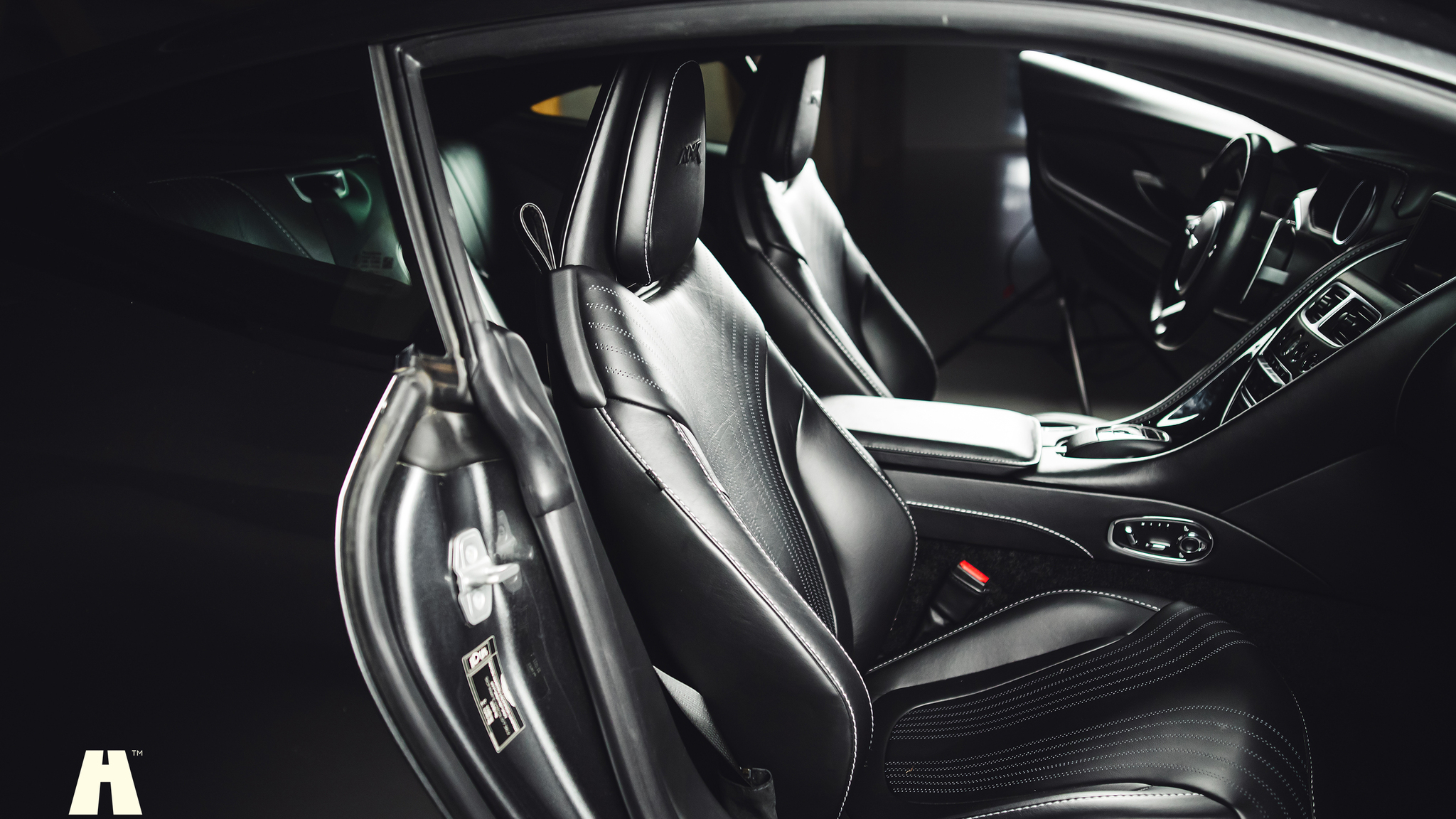 Innenraumfoto von 2019 Aston Martin DB11 AMR (7)