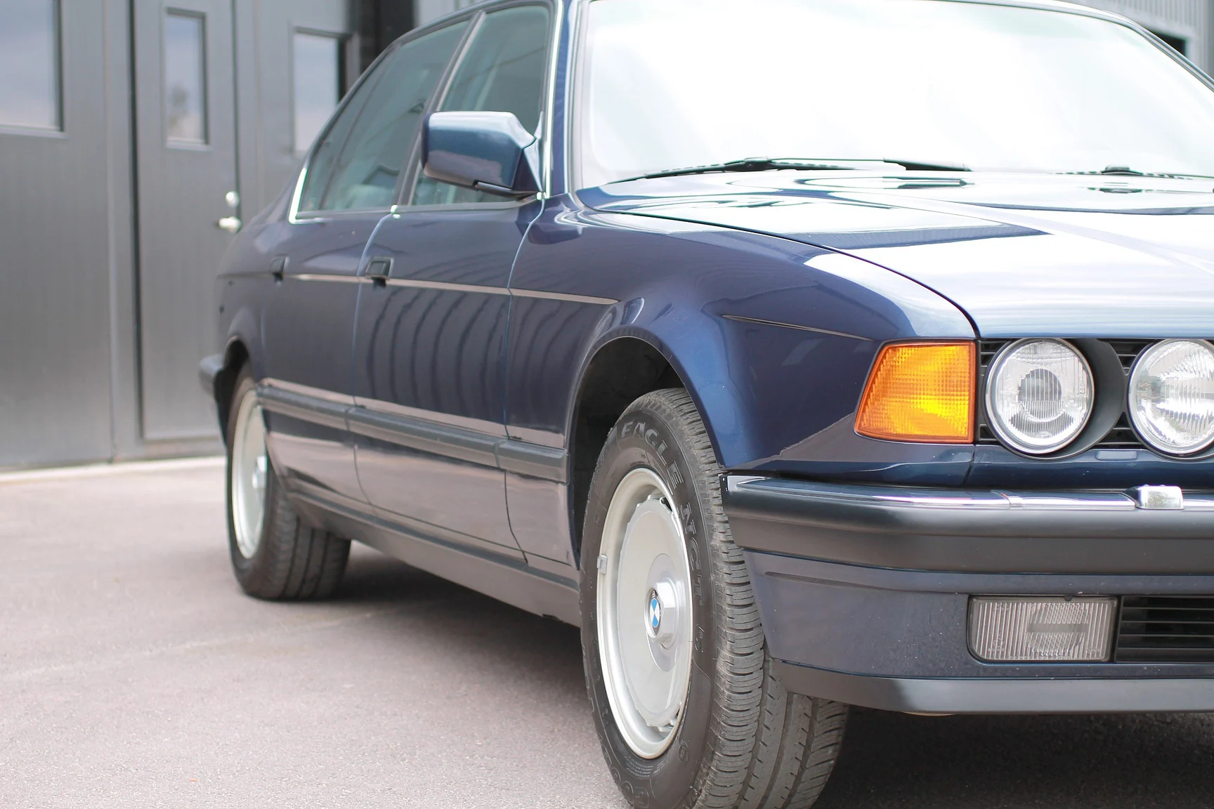 Exterior image of 1989 BMW 750iA (140)