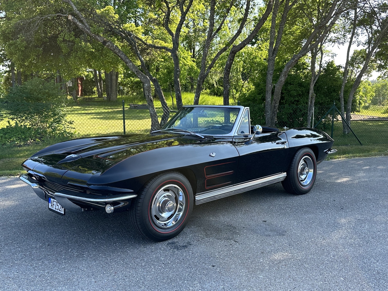 Exterior image of 1964 Corvette C2 Stingray Cabriolet (3)