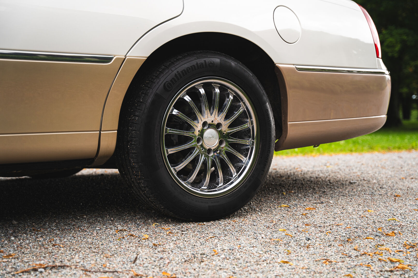 Exteriörbild på 2003 Lincoln Town Car