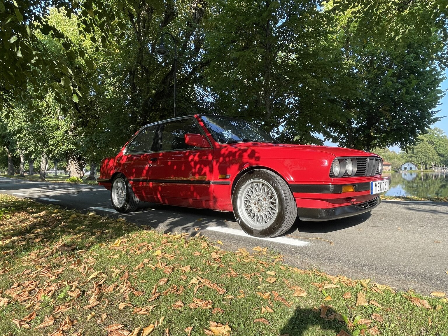 Exterior image of 1987 BMW 320i