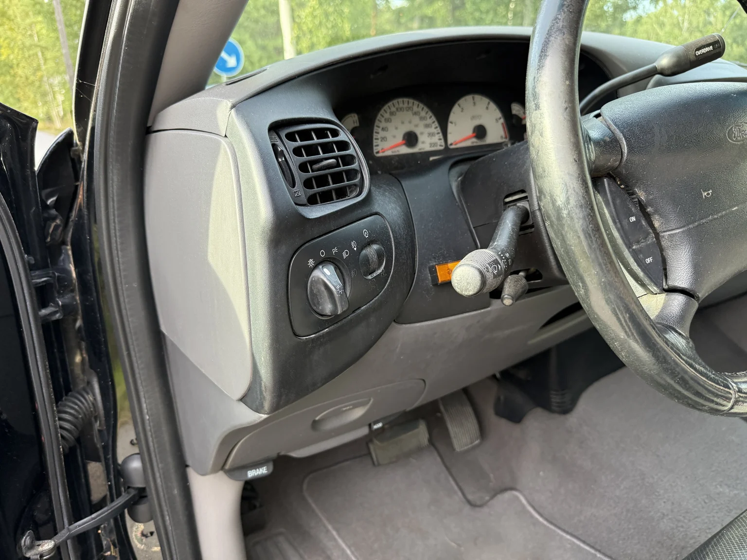 Interiörbild 2002 Ford F-150 SVT Lightning (12)