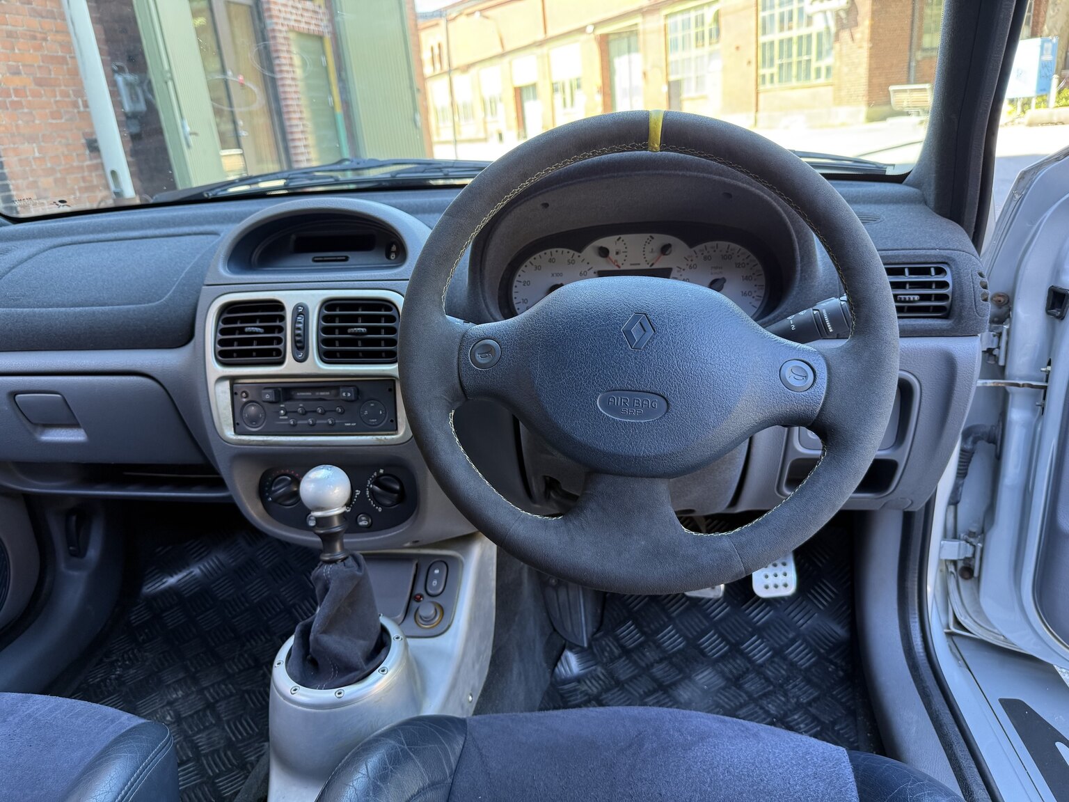 Interior image of 2002 Renault Clio Sport V6
