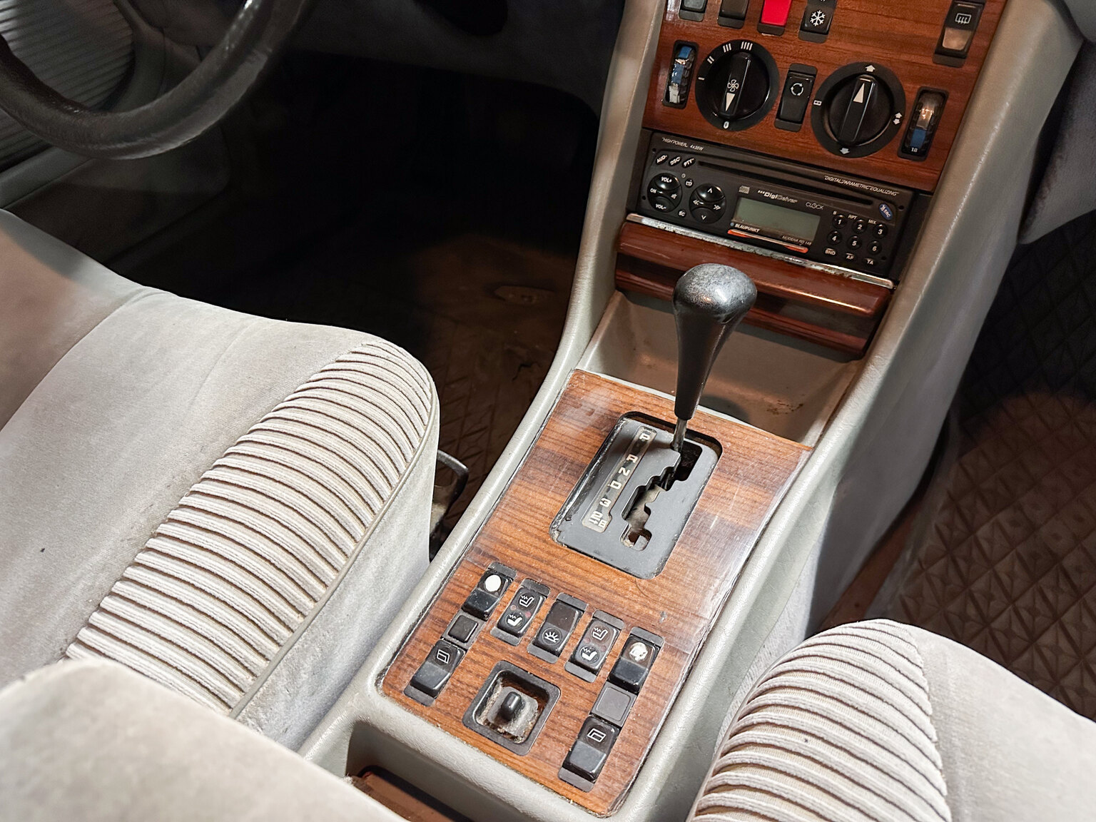 Innenraumfoto von 1985 Mercedes-Benz 500 SEL