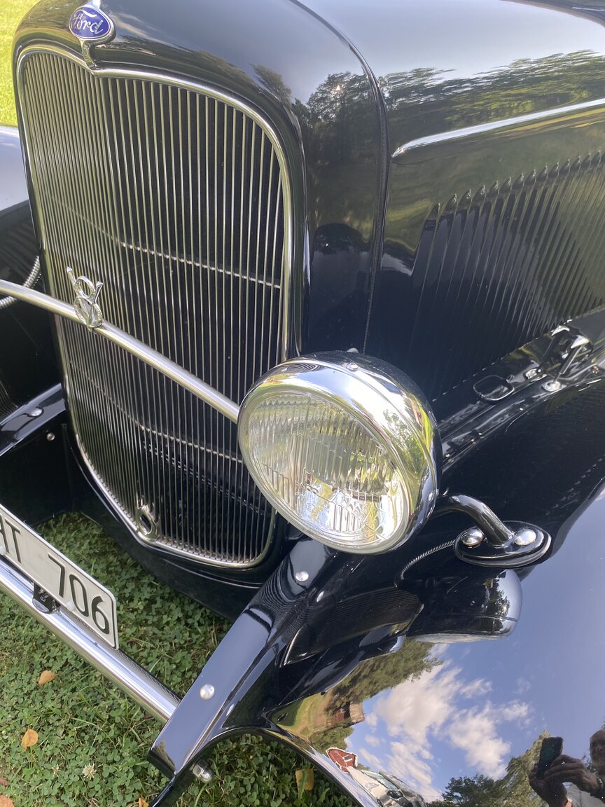 Exterior image of 1932 Ford 32 deuce sport coupé (Hot Rod)