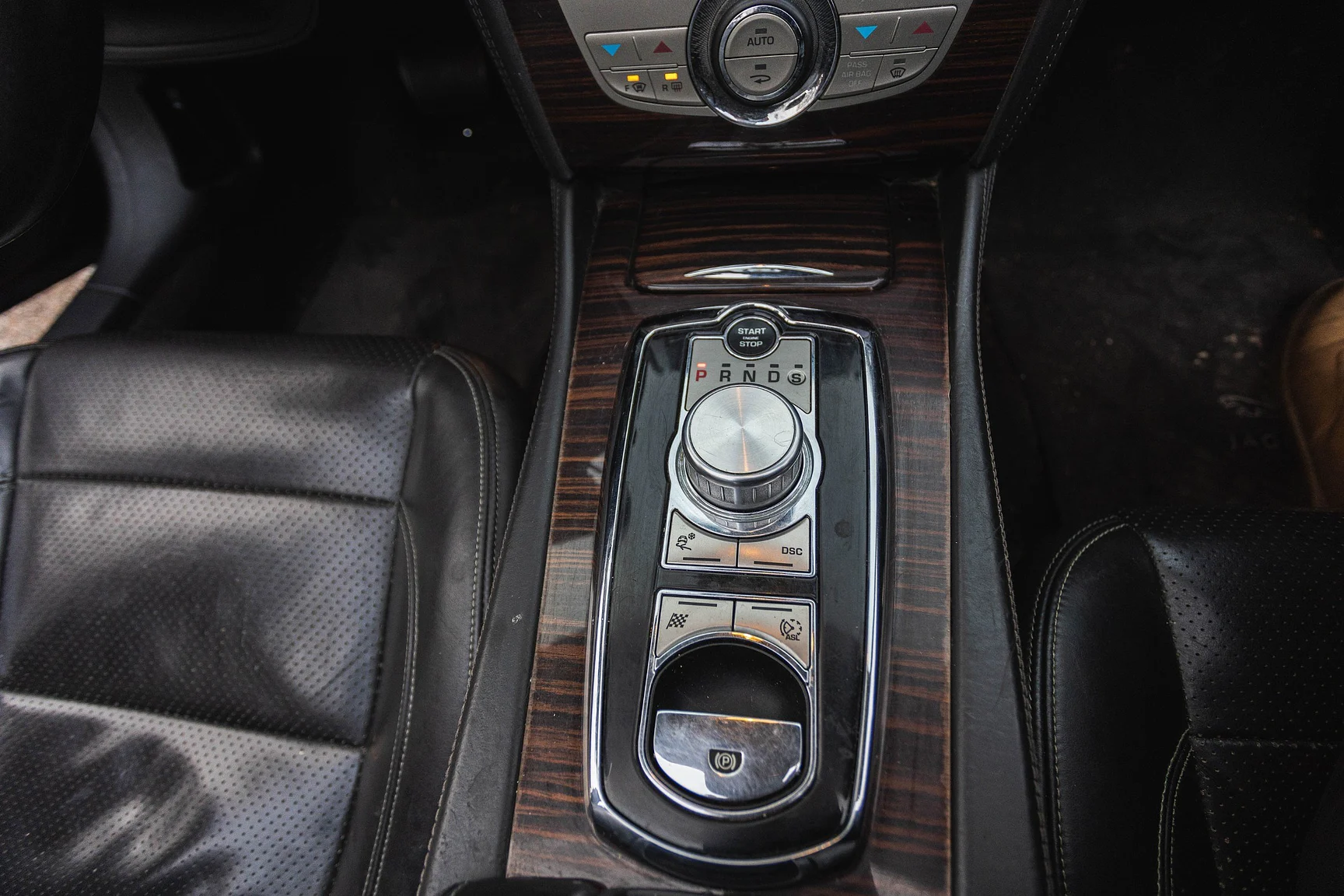 Innenraumfoto von 2011 Jaguar XK Cabriolet (10)