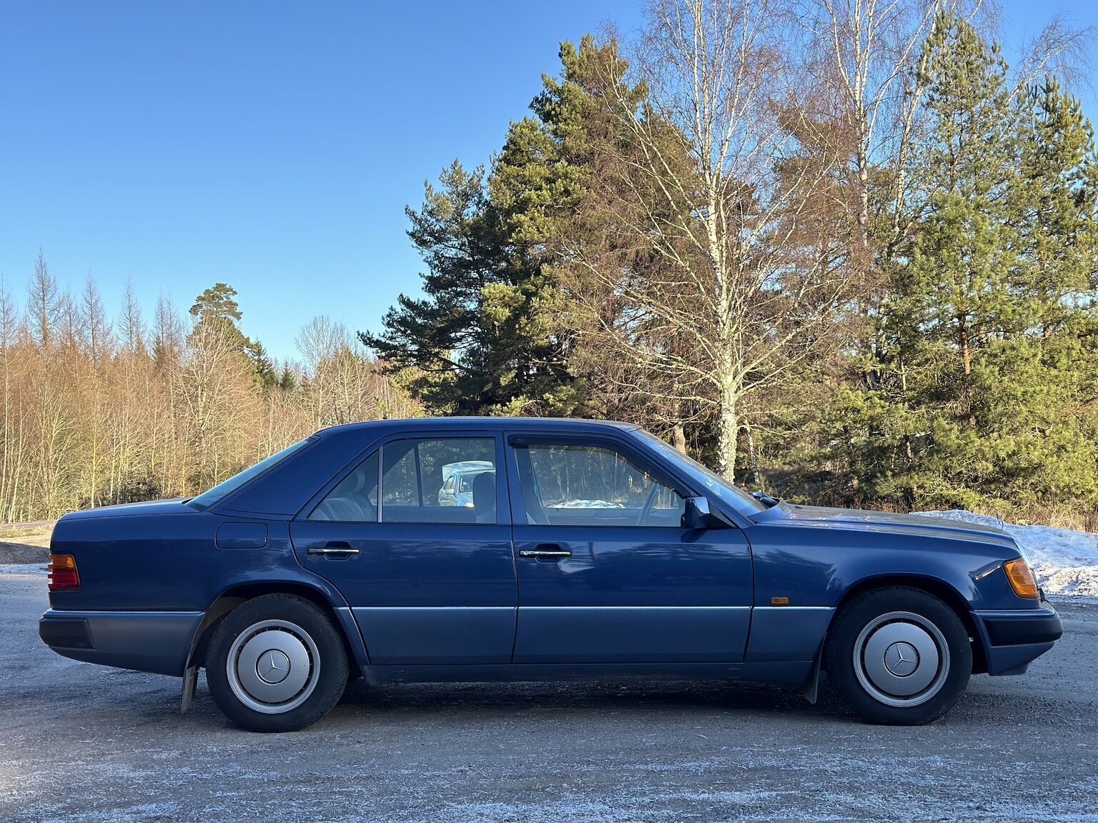 Exterior image of 1991 Mercedes-Benz 230 E 