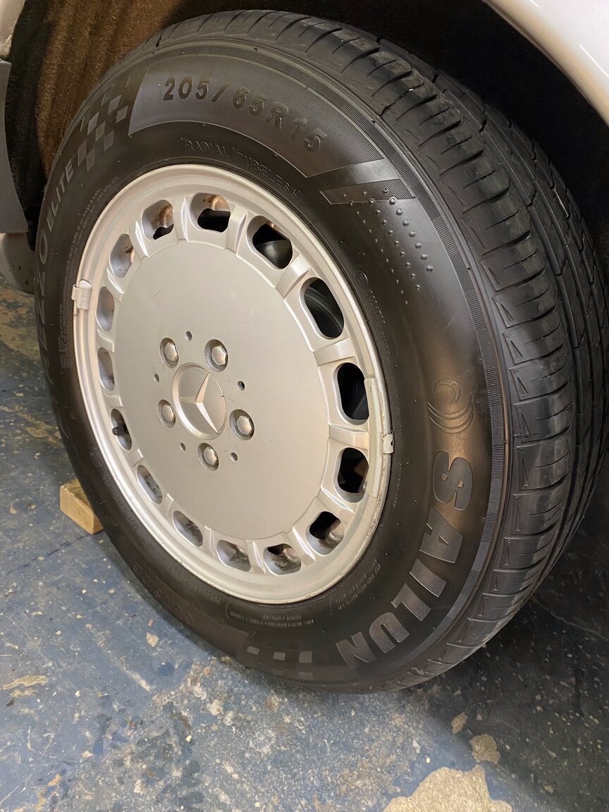 Exterior image of 1988 Mercedes-Benz 300 SE