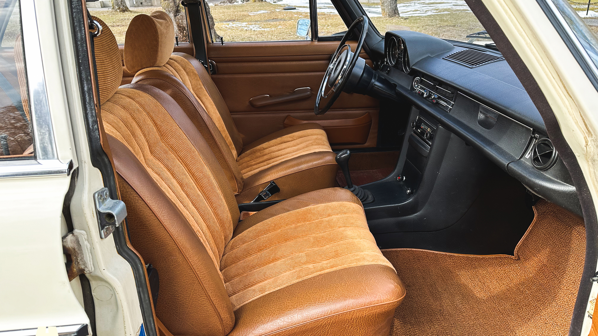 Interiörbild 1972 Mercedes-Benz 200