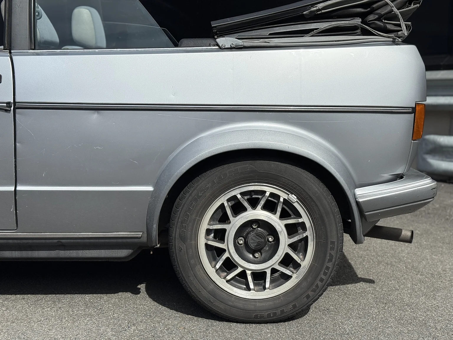 Exteriörbild på 1987 VW Golf Cabriolet (23)