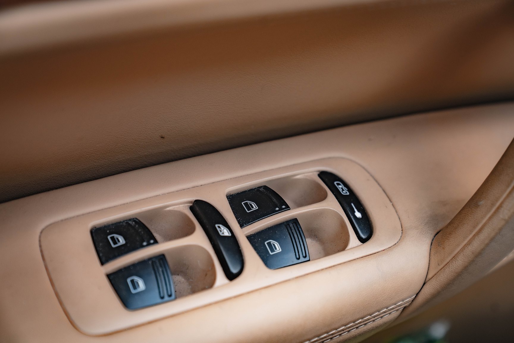 Interior image of 2005 Porsche Cayenne Turbo WLS