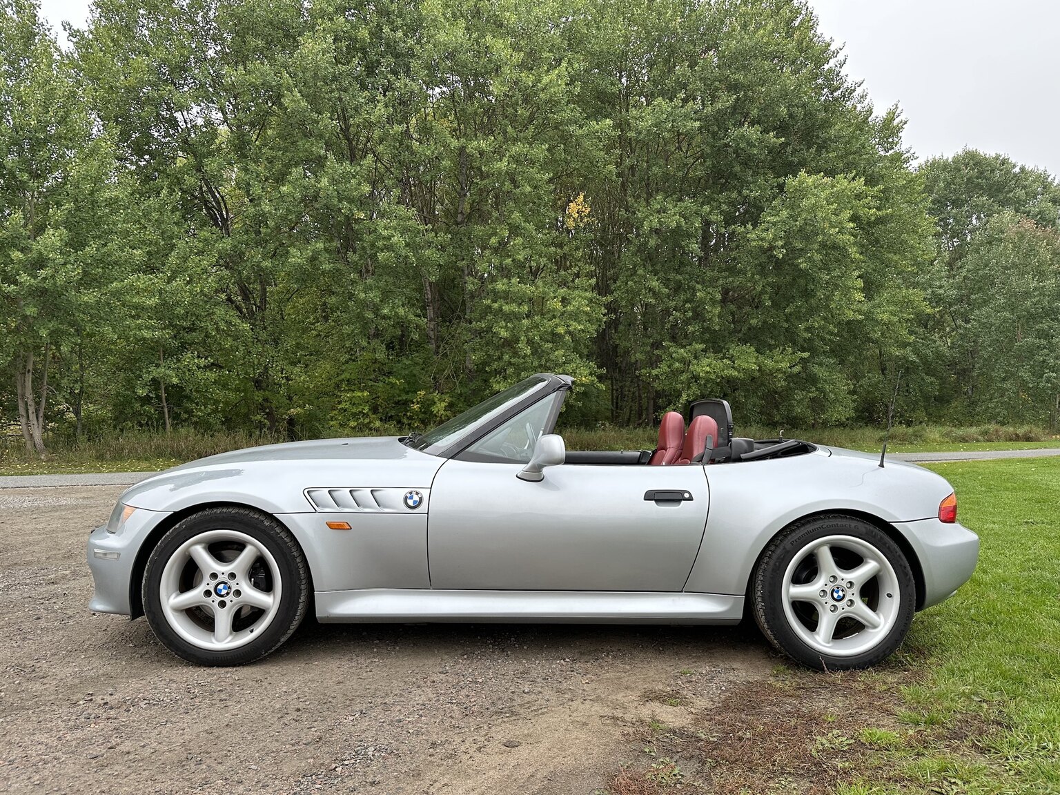 Exterior image of 1997 BMW Z3 2.8 Roadster