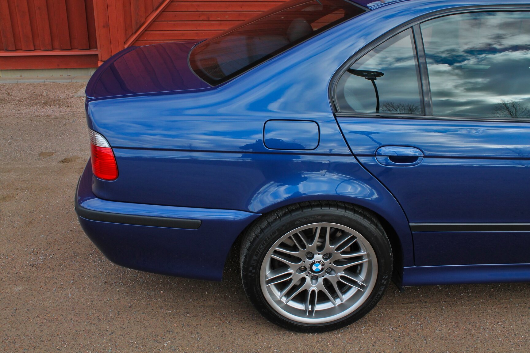 Exteriörbild på 2003 BMW M5