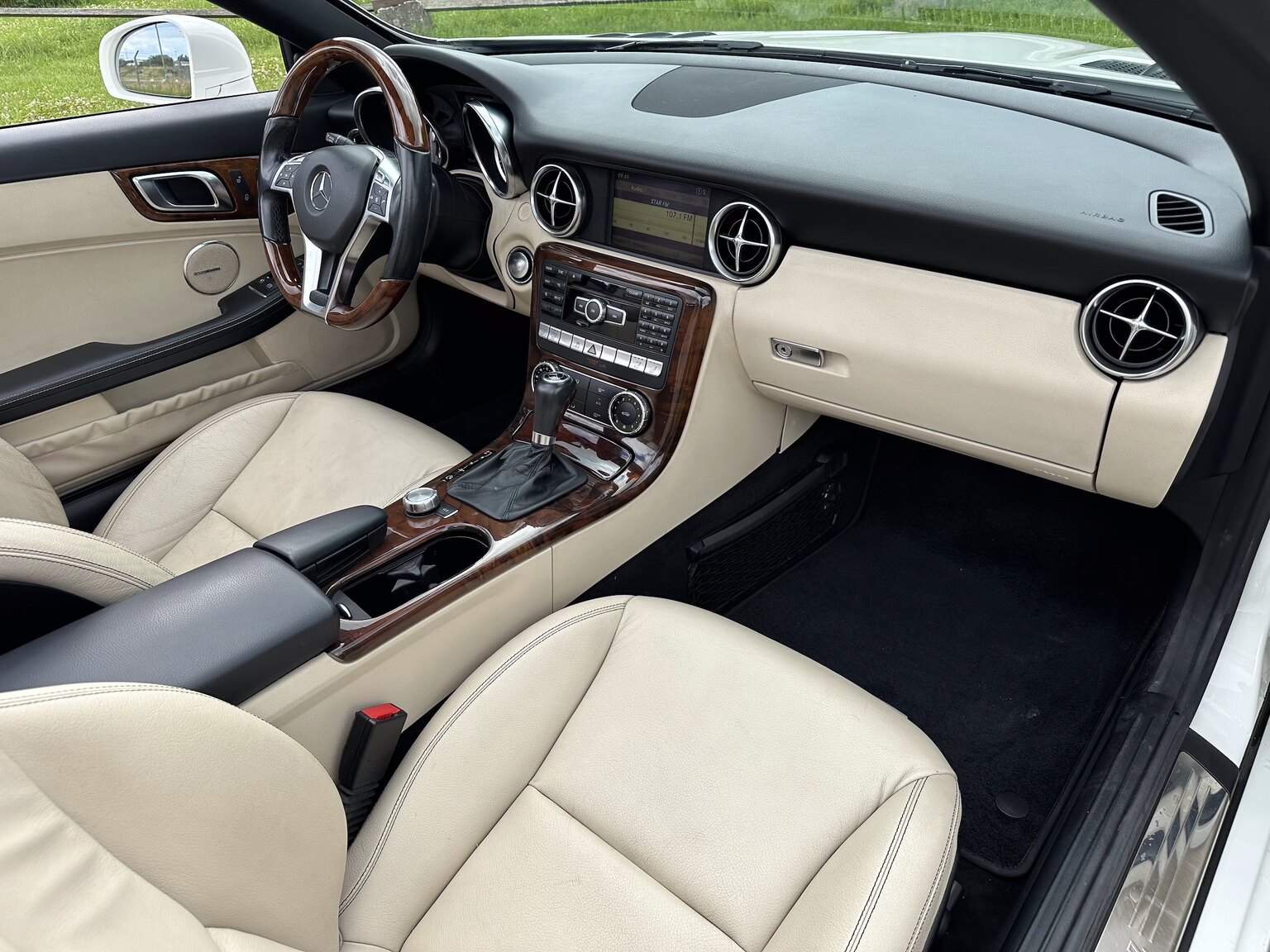 Innenraumfoto von 2012 Mercedes-Benz SLK 350