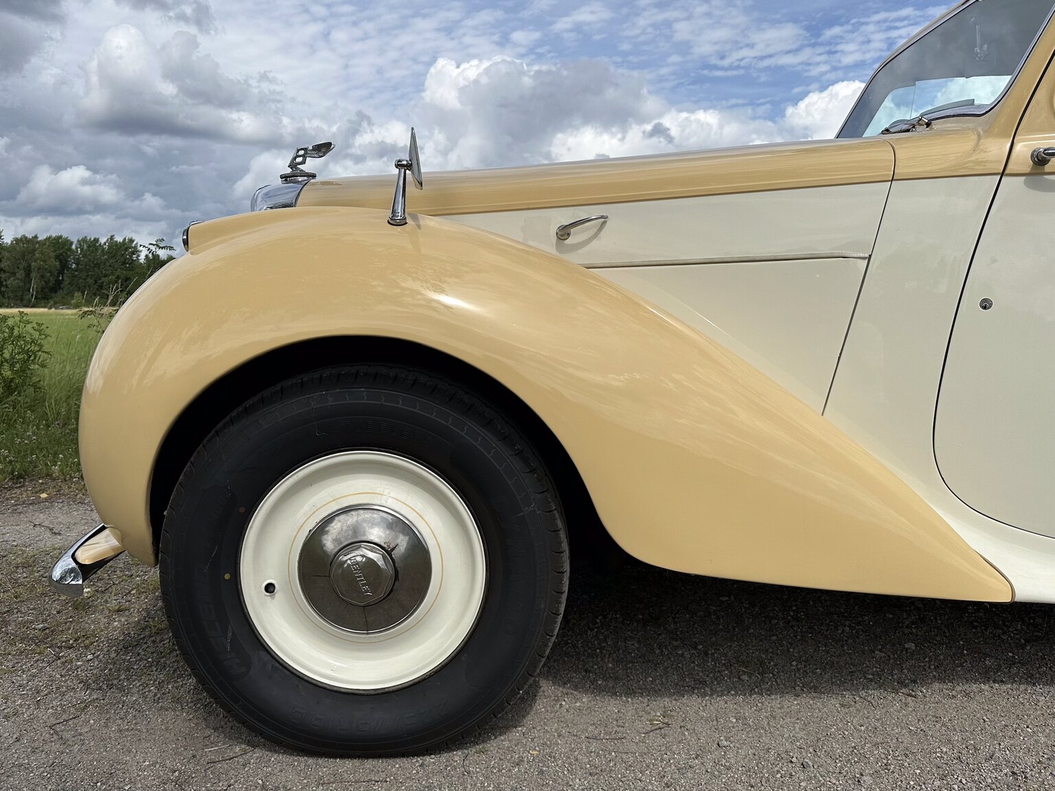 Exterior image of 1947 Bentley Mark IV Sport Saloon