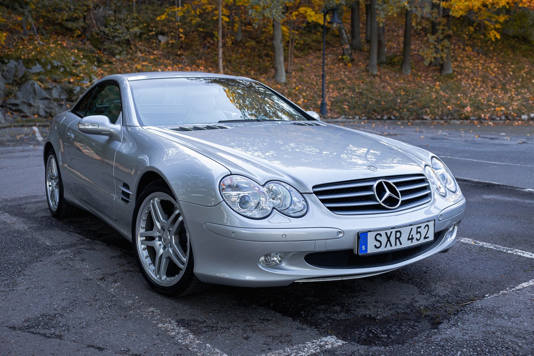 Exterior image of 2002 Mercedes-Benz SL 500