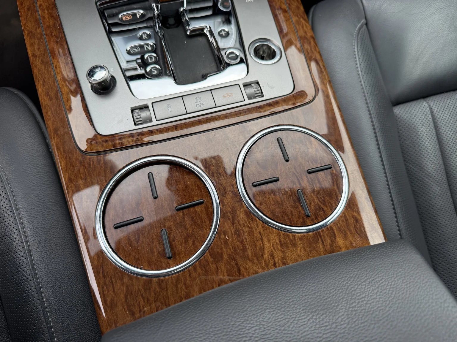 Interiörbild 2013 Volkswagen Phaeton 3.0 TDI (22)