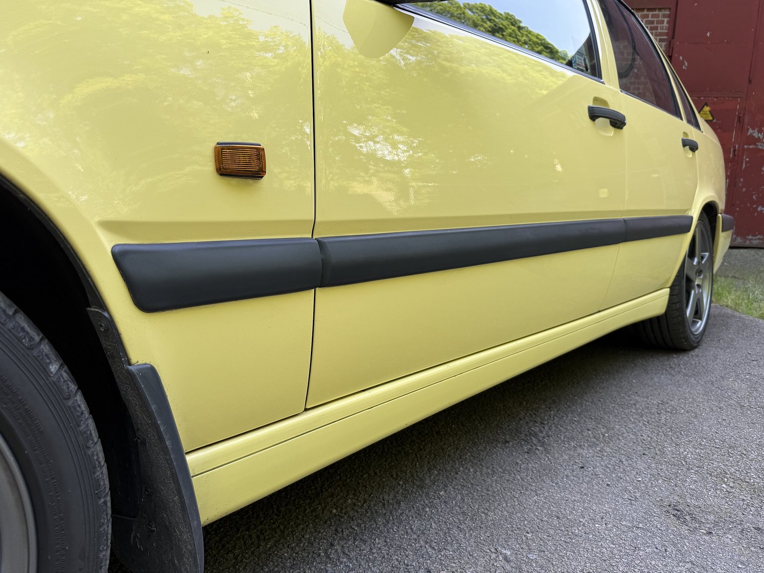 Exterior image of 1995 Volvo 850 T-5R