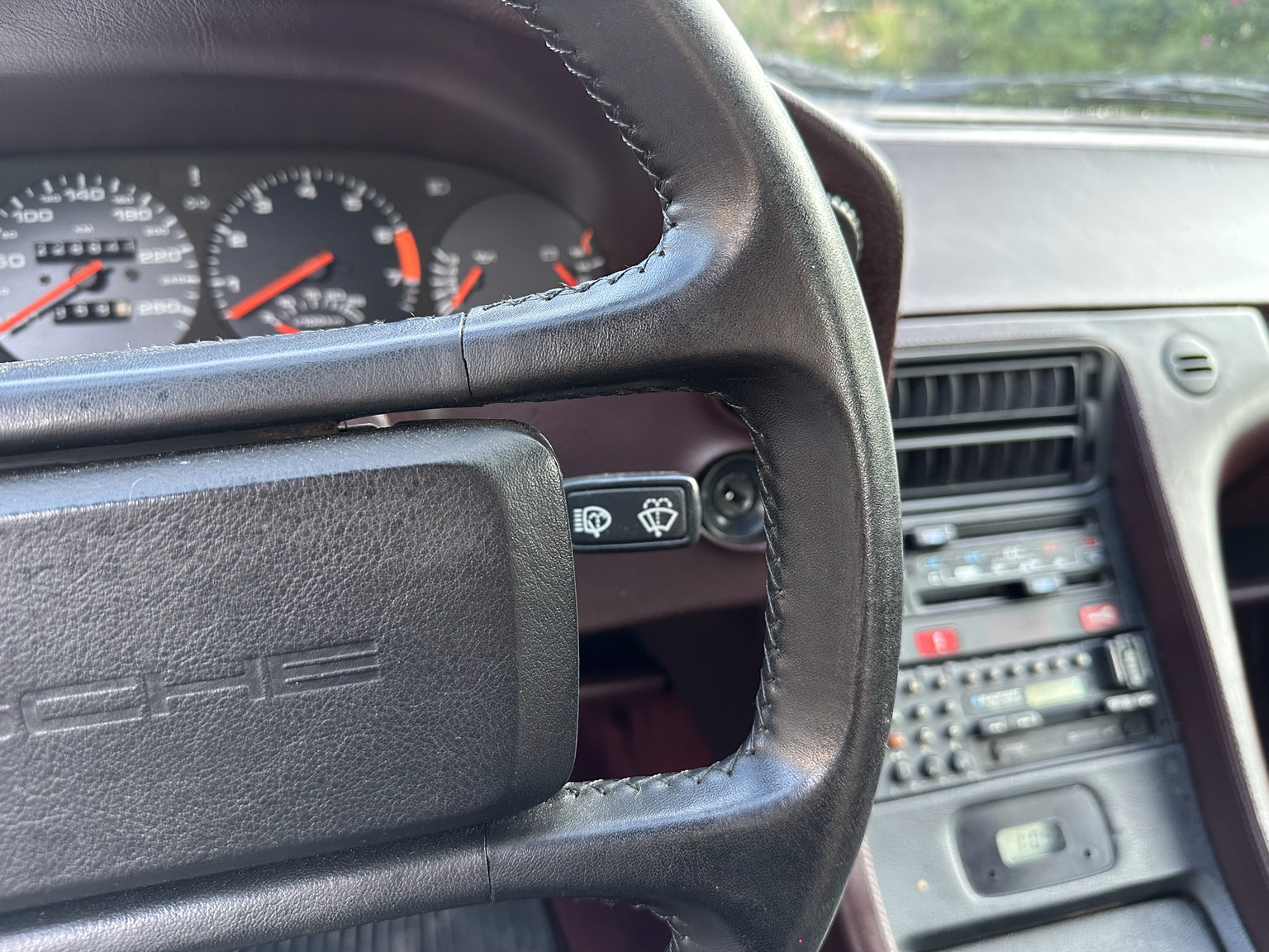 Interior image of 1985 Porsche 928 (17)