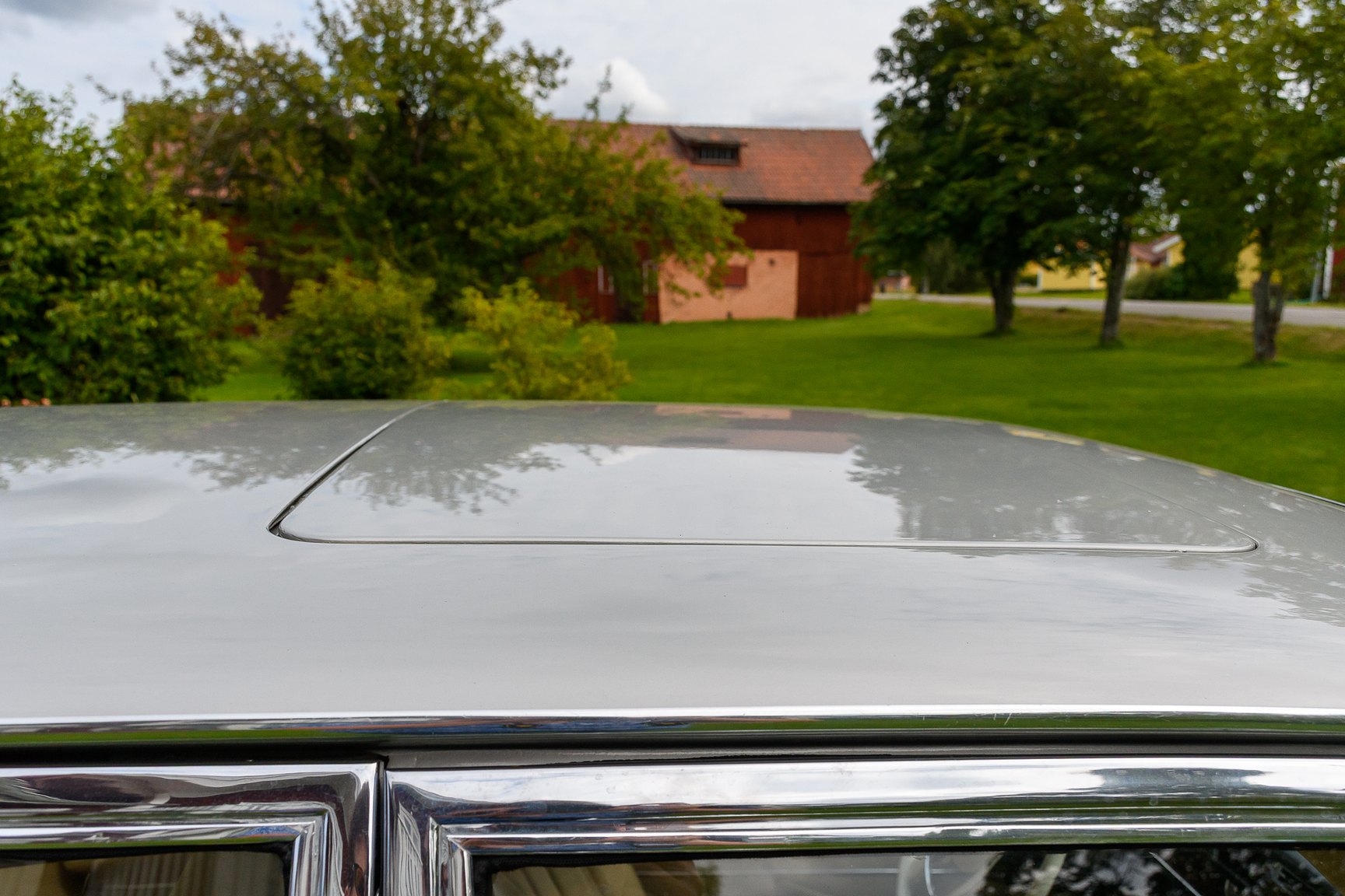 Exterior image of 1969 Mercedes-Benz 300 SEL