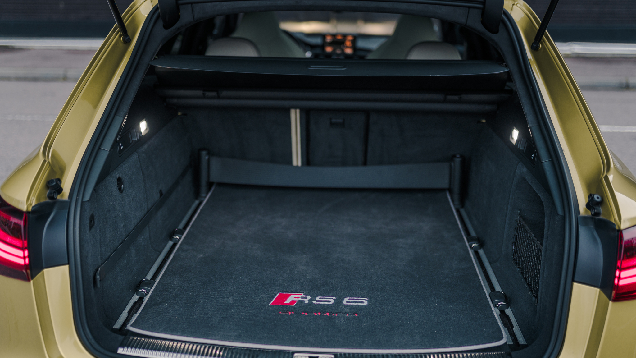 Interior image of 2016 Audi RS6 Avant Exclusive (35)