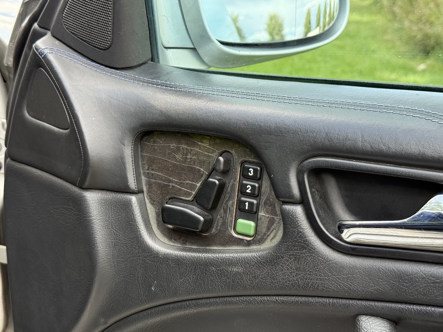 Interior image of 2000 Mercedes-Benz CLK 55 AMG Coupé