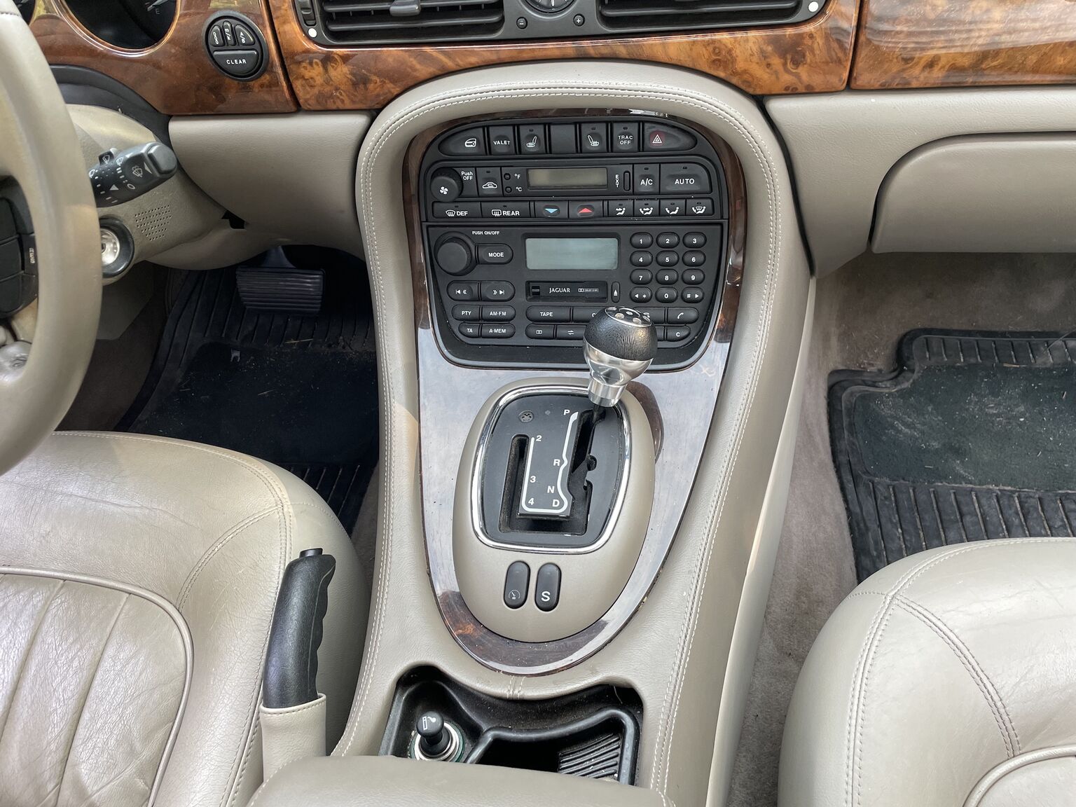 Innenraumfoto von 1998 Jaguar XJ8 Sovereign (23)