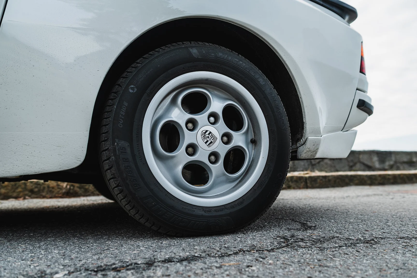 Exterior image of 1986 Porsche 944R (36)