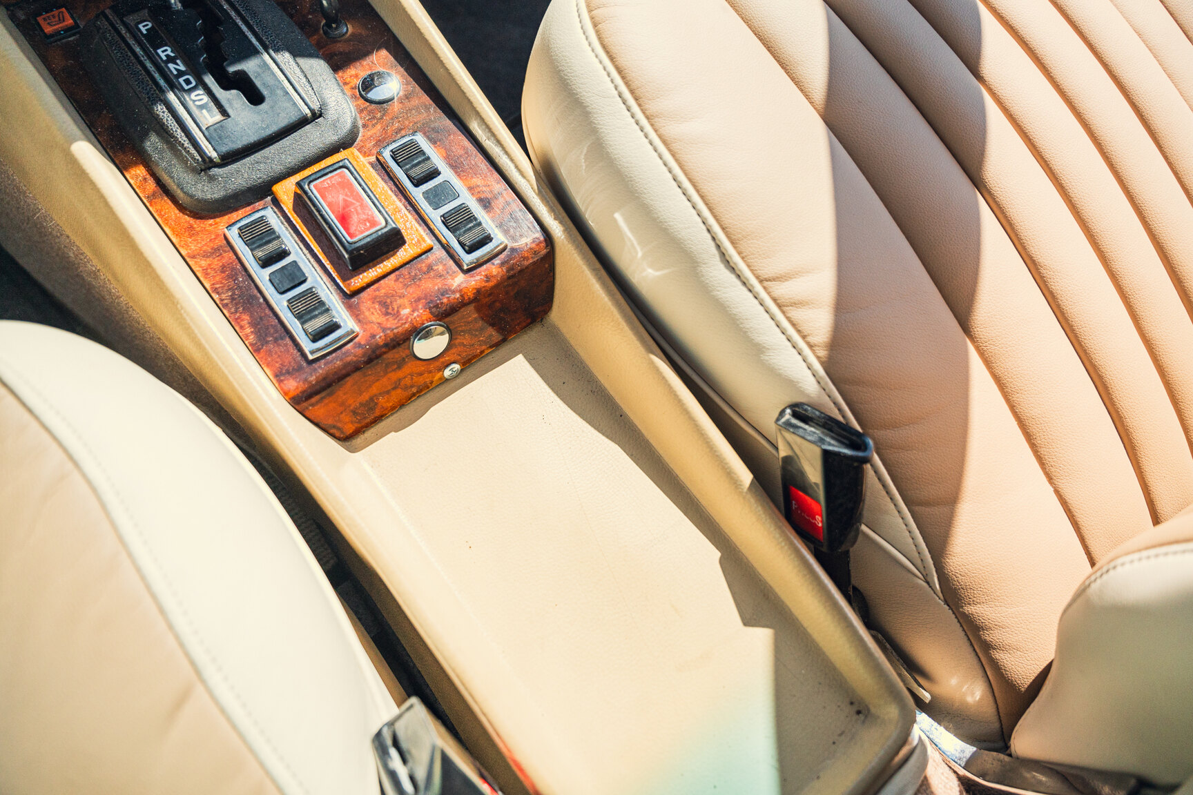 Interior image of 1976 Mercedes-Benz 450 SLC (33)