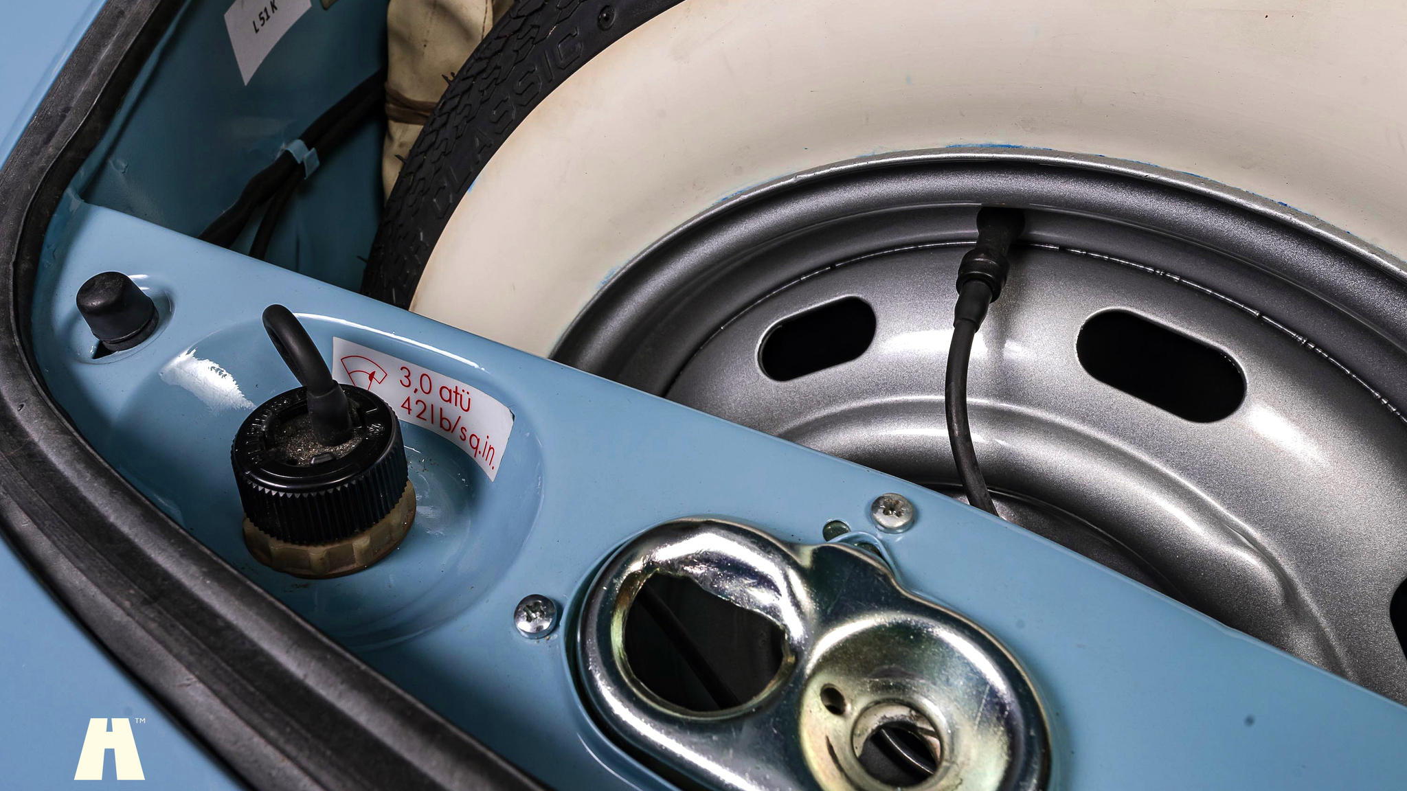 Interior image of 1969 Volkswagen Karmann Ghia (13)