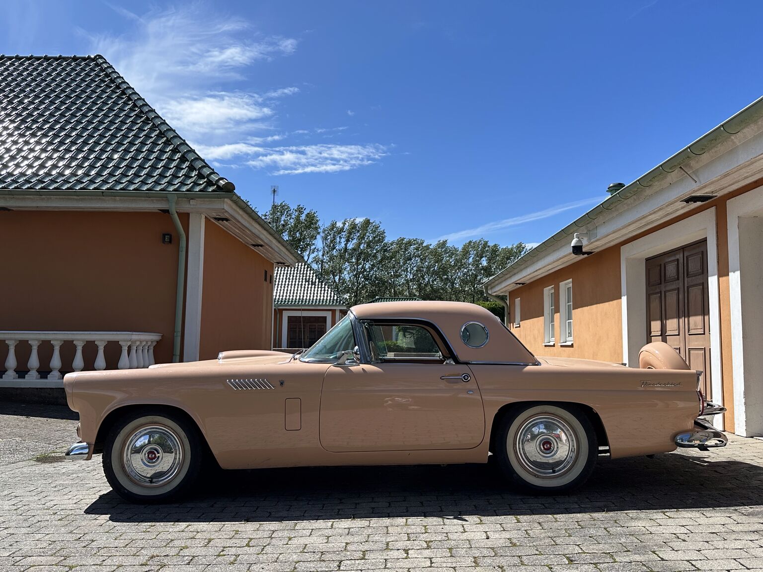 Exteriörbild på 1956 Ford Thunderbird Convertible