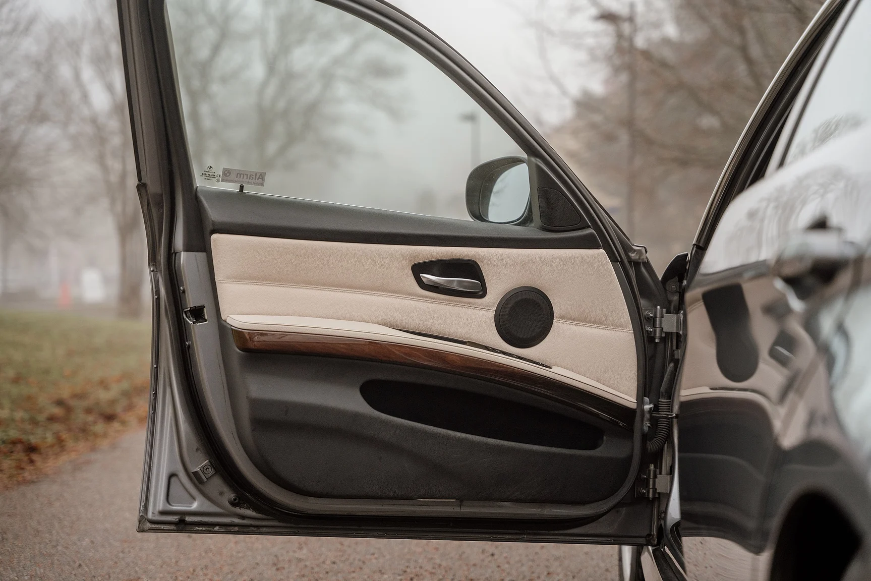Interior image of 2010 BMW 325i Sedan (38)