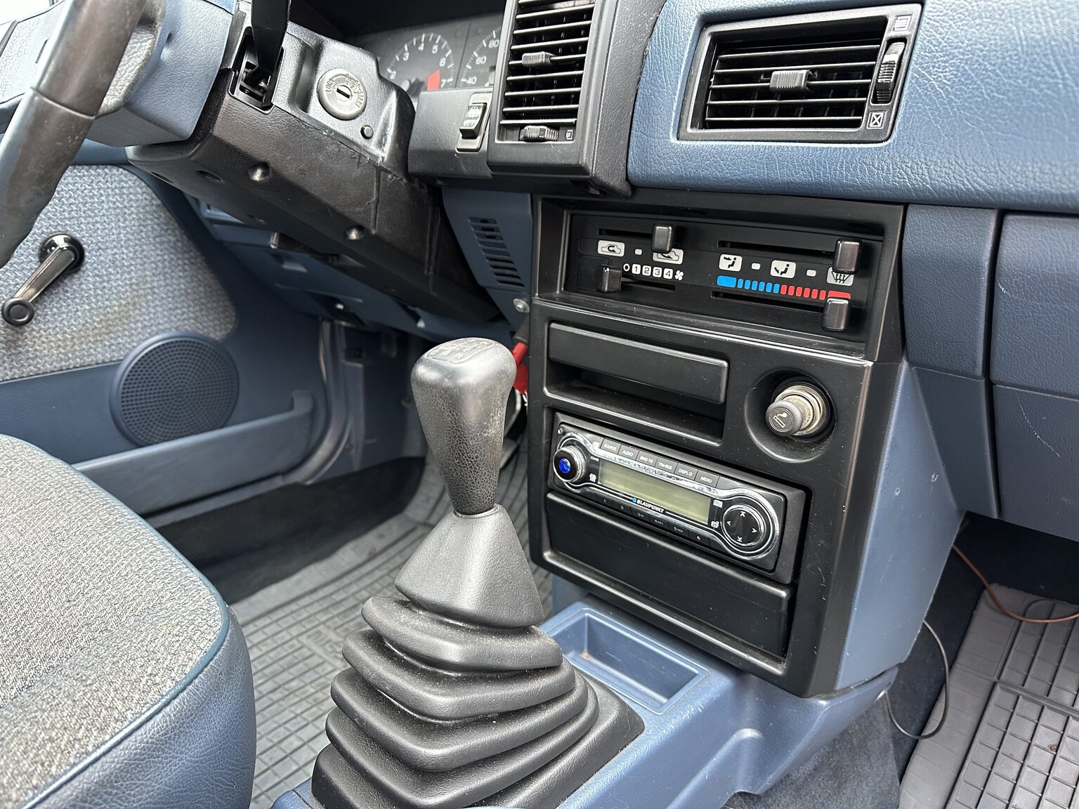 Interior image of 1988 Nissan Sunny (32)