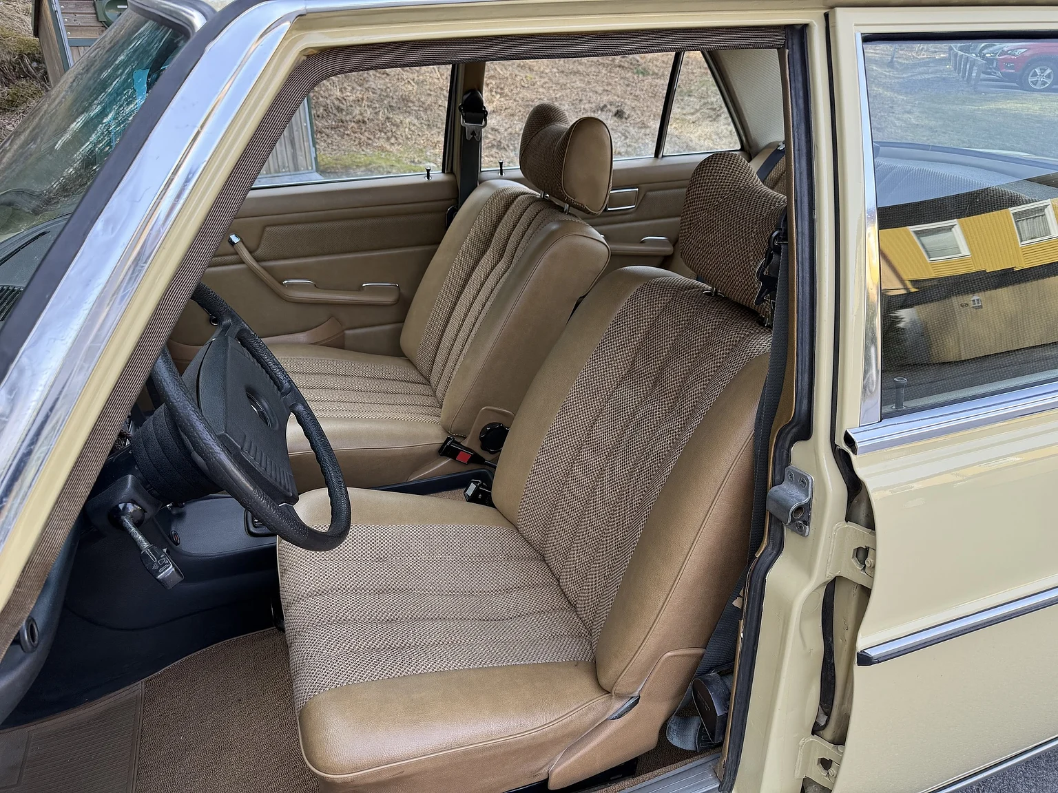 Innenraumfoto von 1974 Mercedes-Benz 230 Automatic (6)