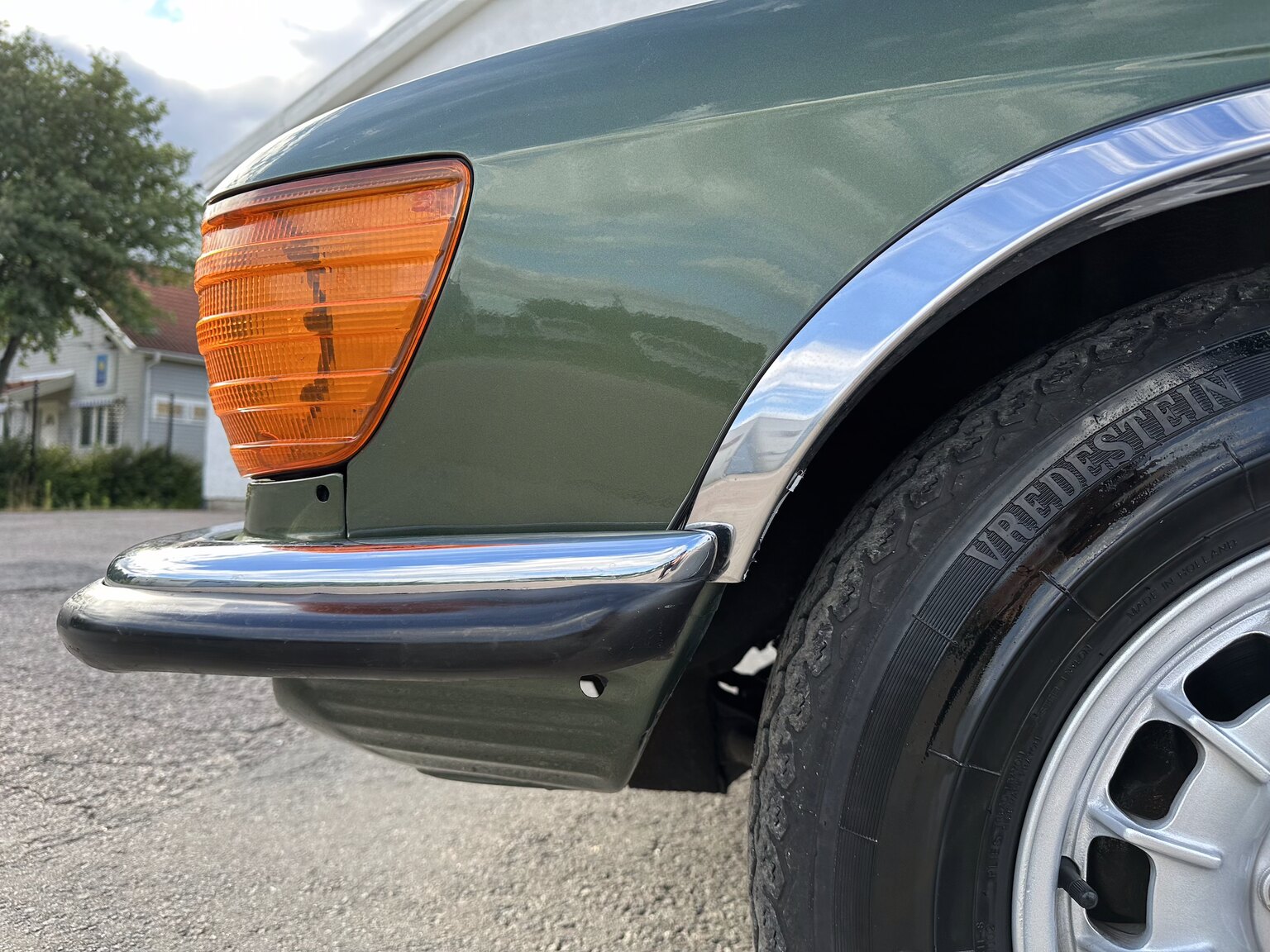 Exterior image of 1974 Mercedes Benz 450 SLC