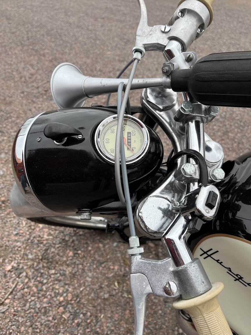 Exteriörbild på 1958 Husqvarna 283 "Guldpilen"