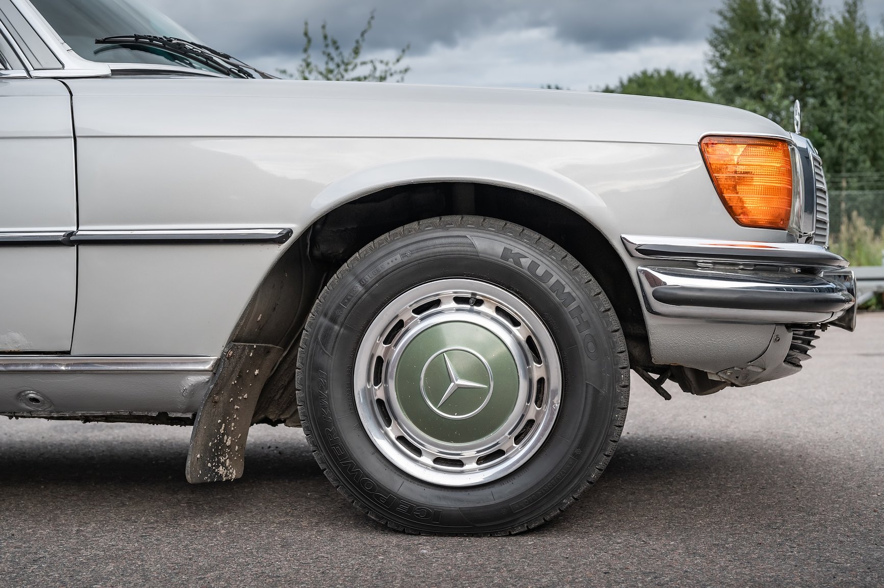 Exteriörbild på 1975 Mercedes-Benz 280 SE 