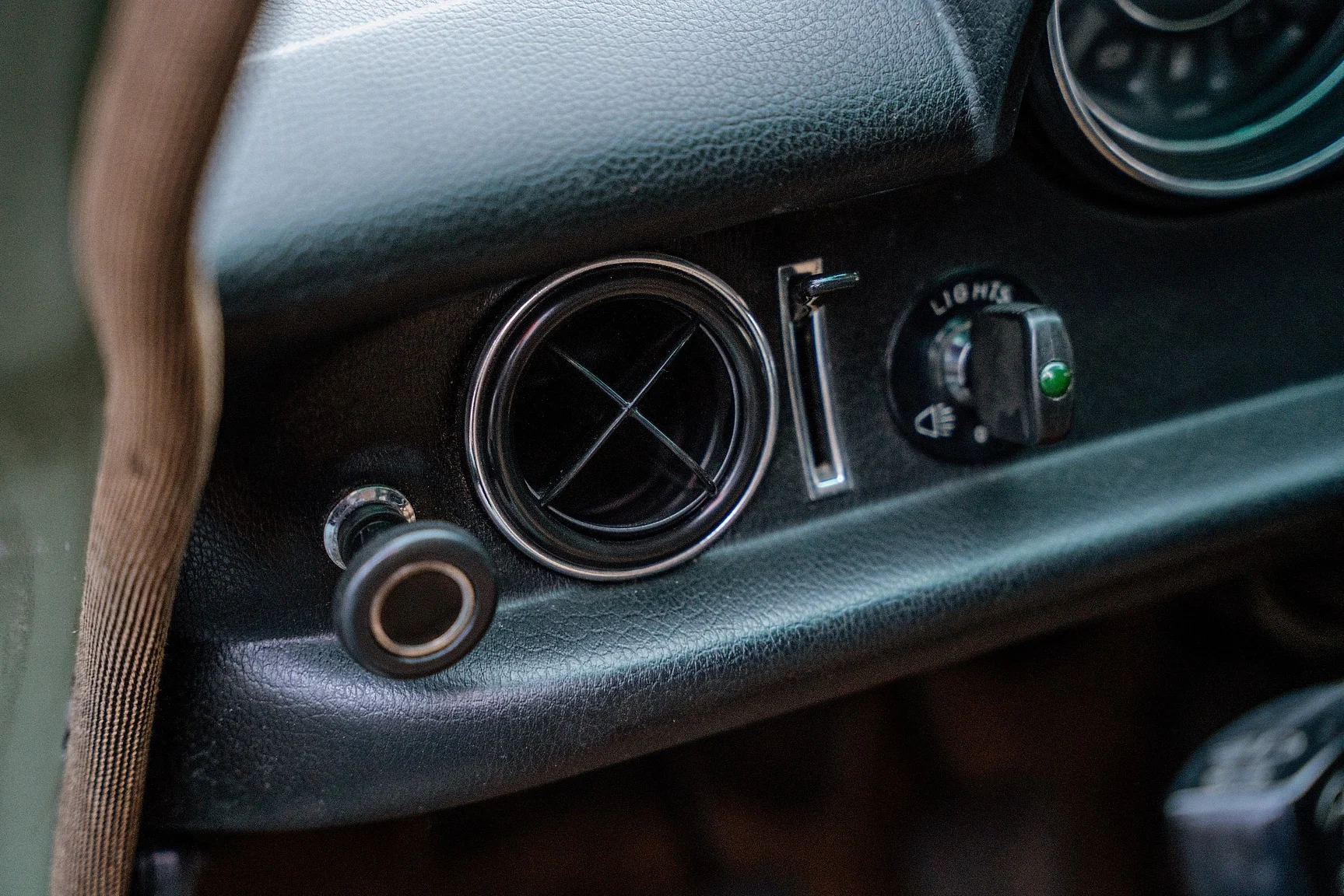 Interior image of 1975 Mercedes-Benz 240 D 3.0 (16)