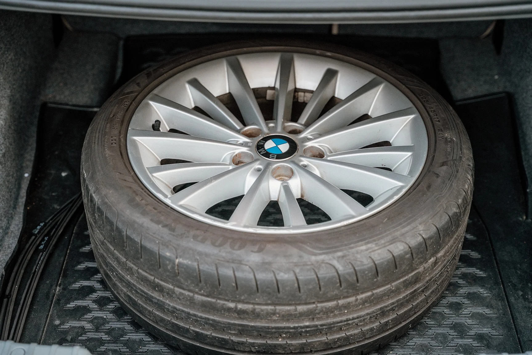 Exteriörbild på 2010 BMW 325i Sedan (26)