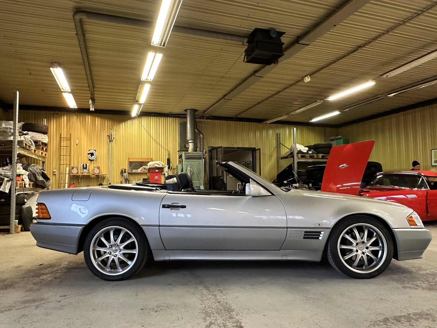 Exterior image of 1993 Mercedes-Benz SL 320